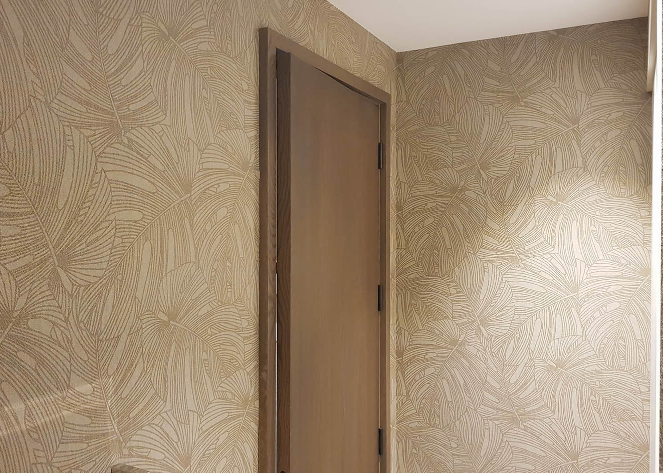 Arte Flamant wallpaper in beige leaves installed in a bathroom.