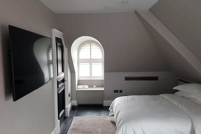 Arte wallpaper in pale pink colour high-quality installation in Chigwell by Bluespec Decorating Limited.