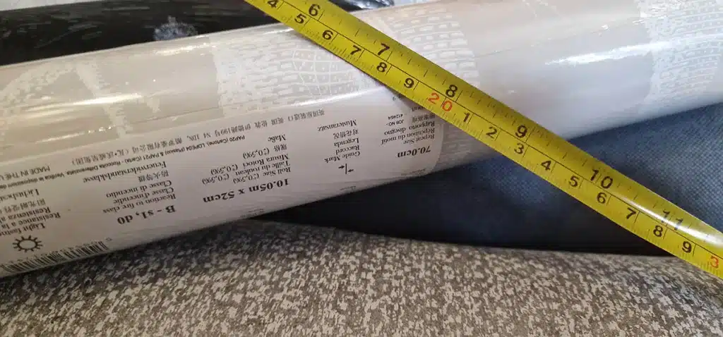 How to calculate wallpaper quantity for wallpaper installation using measuring tape.
