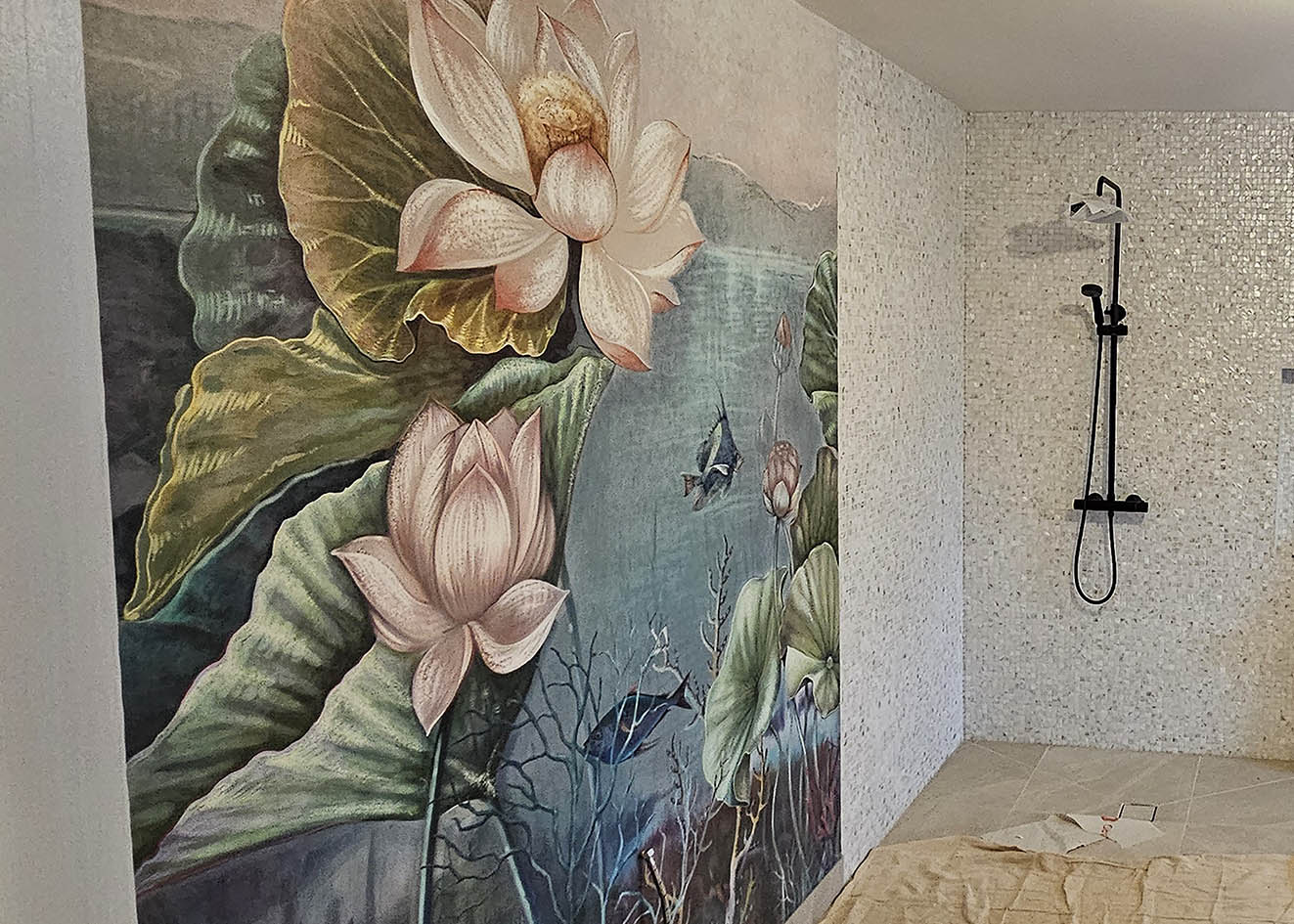 shower-wallpaper-AQUABOUT-wet-system-bluespec Flowers, corals and fishes wallpaper in shower room installation using AQUABOUT wet system hanging by Bluespec Wallpaper hangers, London.