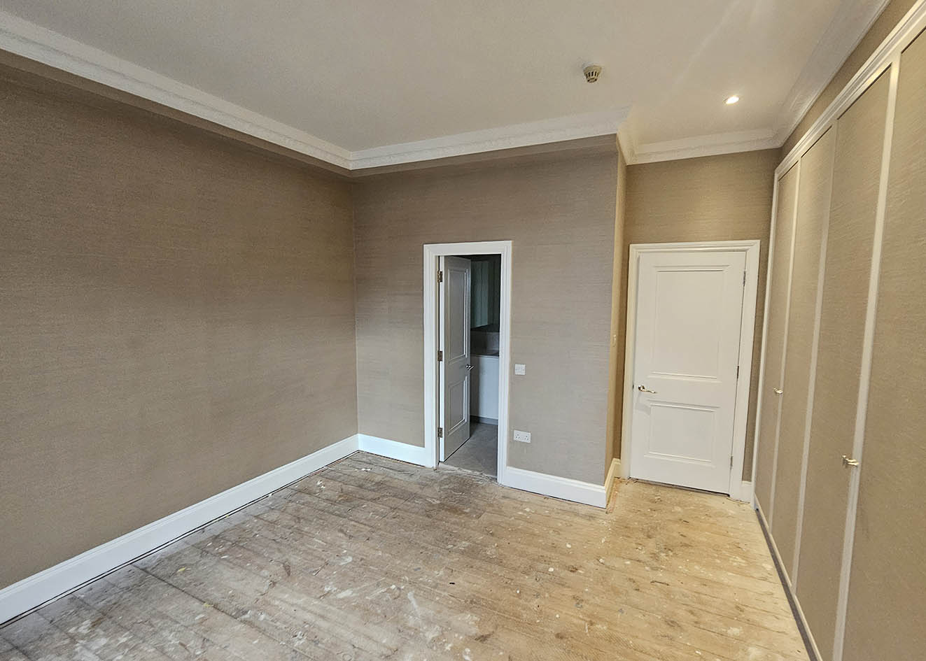 wallpaper-installer-w11 Specialist wallpaper installation in W11, London by Bluespec Wallpaper hangers.