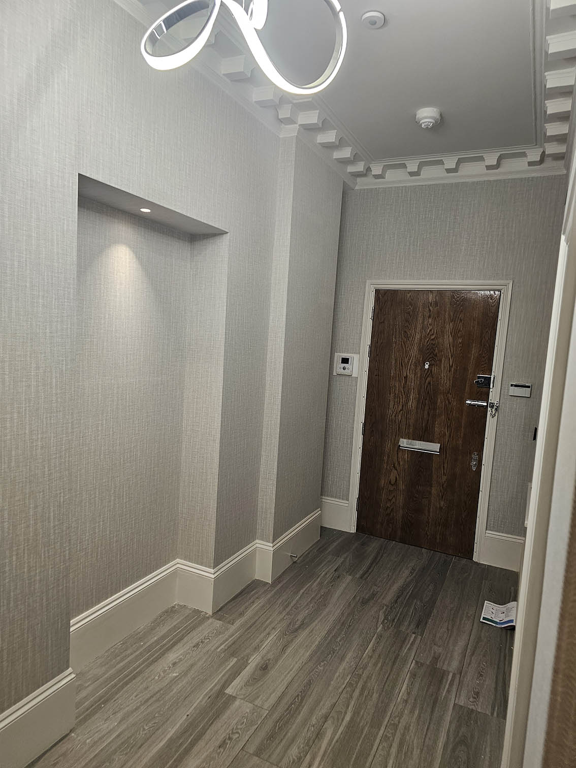 wallpapering-W11 Wallpapering in W11, London by professional wallpaper hanger. There are niches which are seamlessly wallpapered.